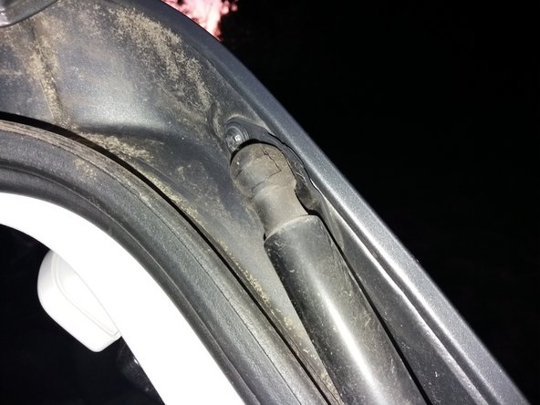 Mettre la goupille en place à l'aide d'un tournevis.