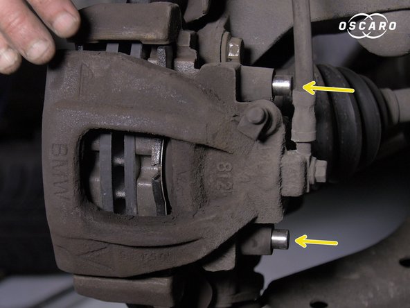 Enfoncer les colonnettes de l'étrier