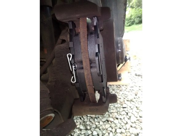 Mettre les nouvelles plaquettes, celle avec le ressort côté piston