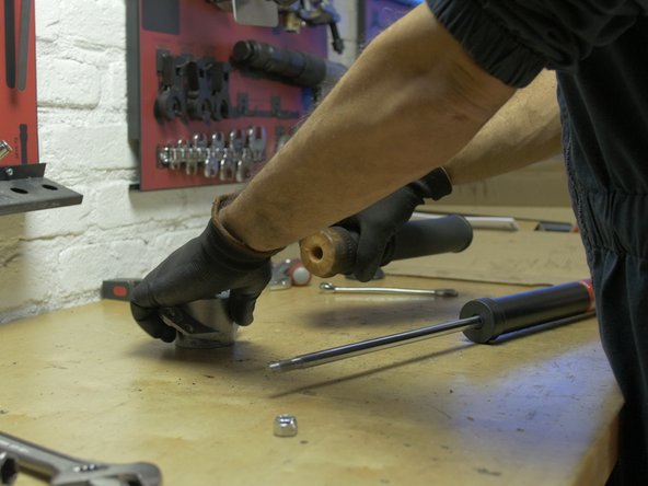 Replacer la butée d'amortisseur sur la mousse