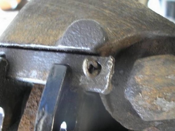 Retirez la goupille d'arrêt coté intérieur.