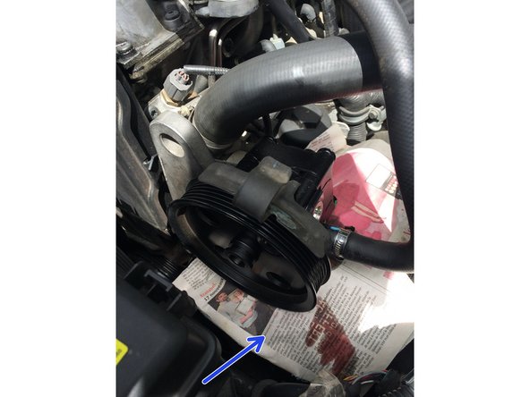 Protéger l'alternateur et débrancher la sortie haute pression en enlevant la bride du raccord