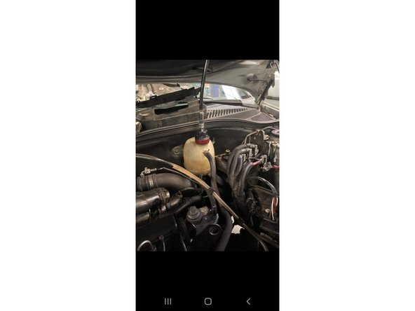 Appuyer sur le bouton pour retirer la pression et enlever la pompe si vous remarquez que  le liquide remonte à la surface :c'est normale