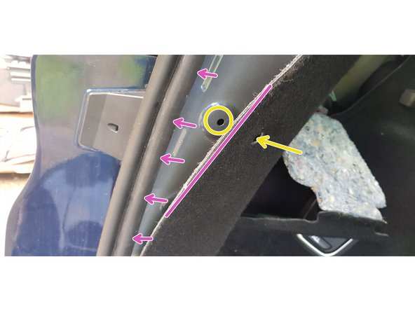 Retrait de la moquette qui se trouve dans le joint du coffre.