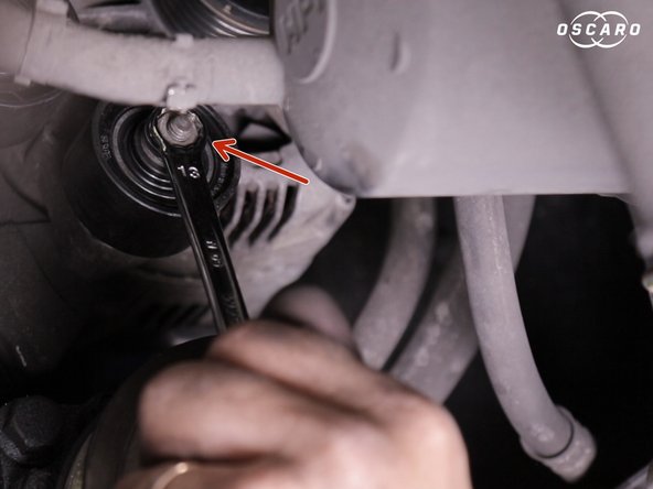 Revisser et serrer l’écrou du galet enrouleur avec la clé de 13