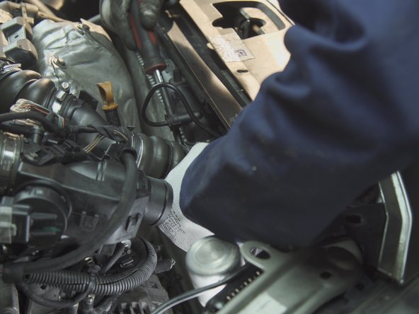 Resserrer les deux colliers de la durite avec le tournevis à collier de 7 ou un tournevis plat