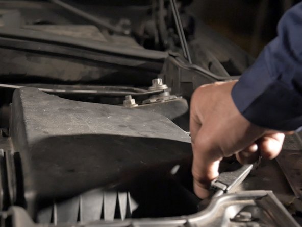 Replacer les vis et les serrer à l'aide de la clé à pipe de 10