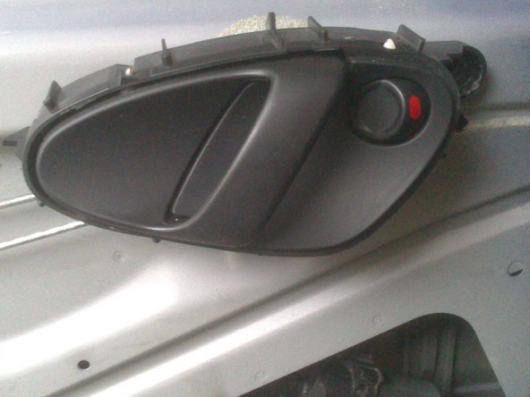 Commencez par enfiler le voile isolant sur les 2 tiges de système d'ouverture.