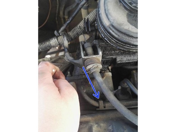 Tirez ensuite sur la gaine pour la dégager du support