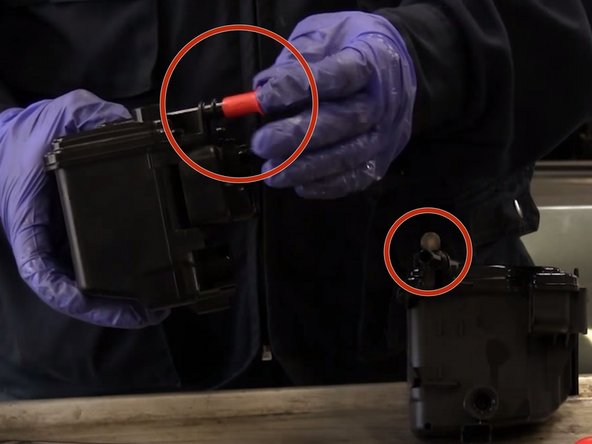 Récupérer le bouchon sur l'ancien filtre et boucher la sortie sur le nouveau filtre