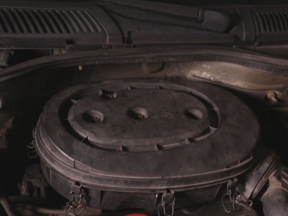 Resserrer la vis à l'aide d'un tournevis cruciforme