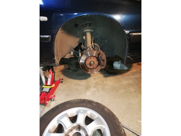 La poulie étant changée il faut maintenant remonter les protections dans le sens inverse du démontage (protection du volant moteur, durite de turbo, pares roues...)