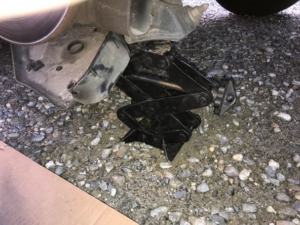 Ensuite, défaire à l'aide d'un cliquet le boulon .