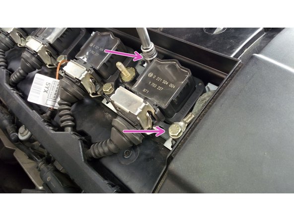 Dévisser les boulons des bobines d'allumages (douille de 10)