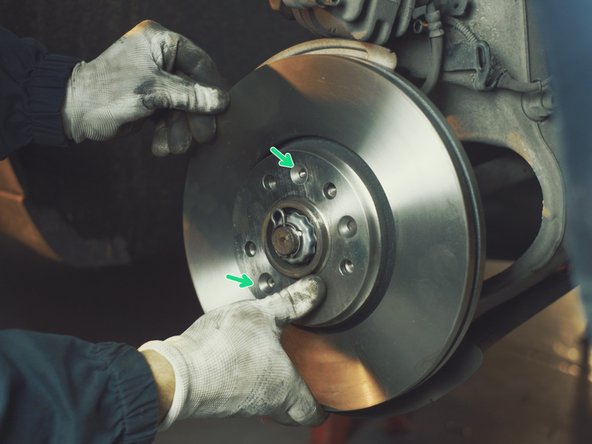 Tourner le disque sur le moyeu pour aligner les trous des vis de maintient