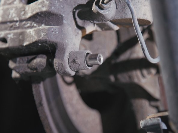 A l'aide d'un cliquet et d'une douille allen de 7, desserrer les vis BTR sans les retirer