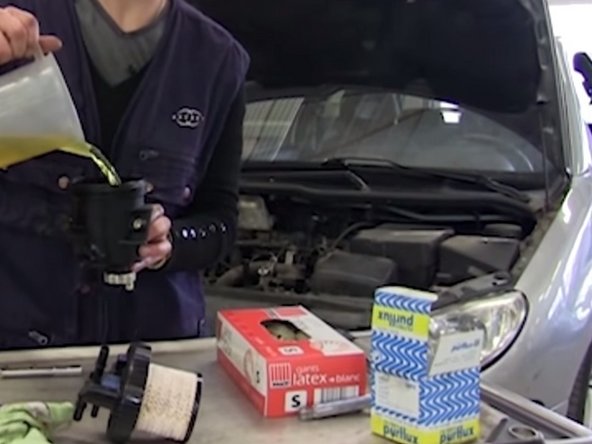 Remplir la cuve du filtre à carburant avec 30 cl de gasoil afin de faciliter l'amorçage