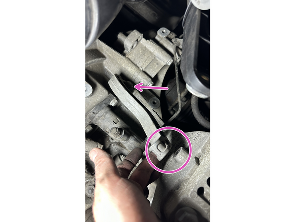 Dévisser les 2 vis puis retirer la bride sur le dessus de la boîte (douille de 13 mm)