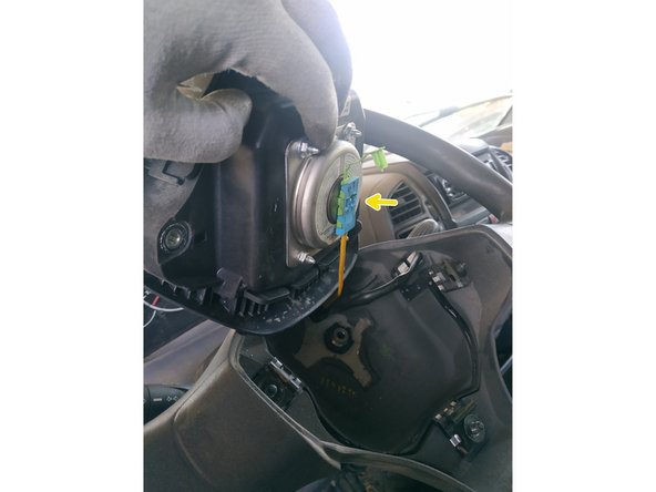 présenter l'airbag et brancher sa prise