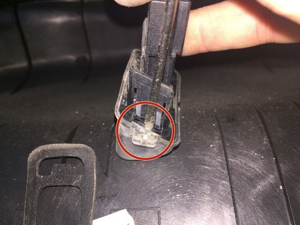 
Use a slight lever to detach the black part from the transparent part.
