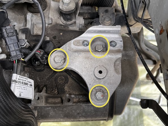 Dévisser et déposer les 3 vis de fixation du support sur boite de vitesse a l'aide du clé de 13.