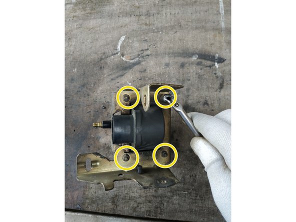 tout en maintenant l'écrou de l'autre côté, clé de 7mm