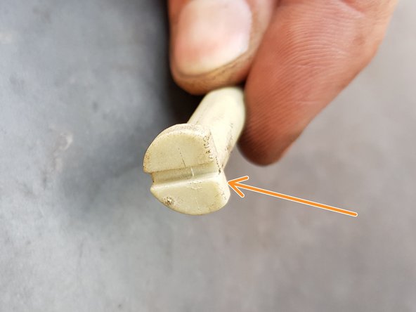 L'axe a un méplat, il aura donc un sens au remontage.