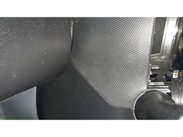 Ajustement des plastiques à droite.