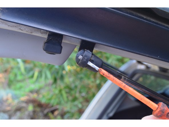 Avec un petit tournevis plat délogez l'agrafe de son emplacement.