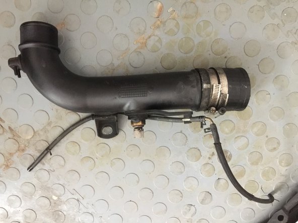 Pour plus d'aisance, par le dessous vous pouvez déposer  la durite d'alimentation d'air, en déboitant les 2 extrémités fixées par des colliers, les 2 petits tubes ainsi que le connecteur électrique.