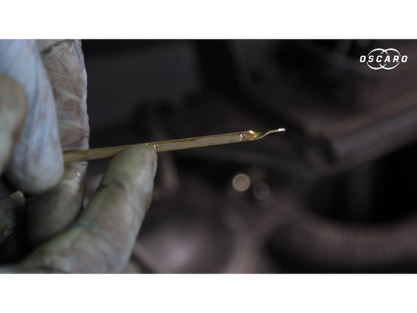 Le bon niveau d'huile doit se trouver juste en dessous du maximum, si cela n'est pas le cas rajouter de l'huile afin d'atteindre le bon niveau