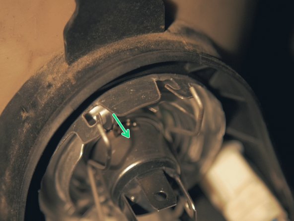 
Bring the two ends towards the center and release them to unlock it.
