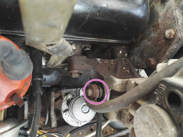 Pour cela, dévissez complètement l'écrou de tension supérieur