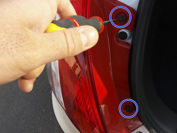 Visser les 2 vis avec le tournevis cruciforme