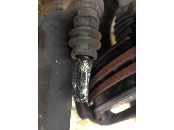 Il faut pousser l'étrier vers l'intérieur (coté moteur) pour sortir le deuxième axe supérieur afin de le graisser. Une fois fini, on le remet en place