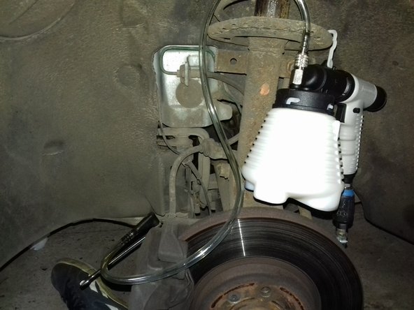 Aspiration du liquide sur l'étrier.