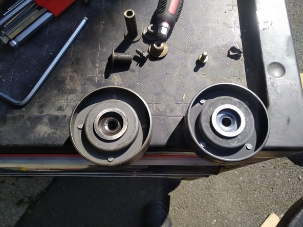 Dévisser également les 3 vis de maintien de la plaque arrière