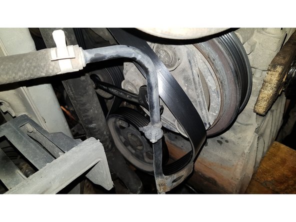 Avec une clé à œil de 15mm tournez d'1/4 de tour le galet tendeur pour enlever la courroie.