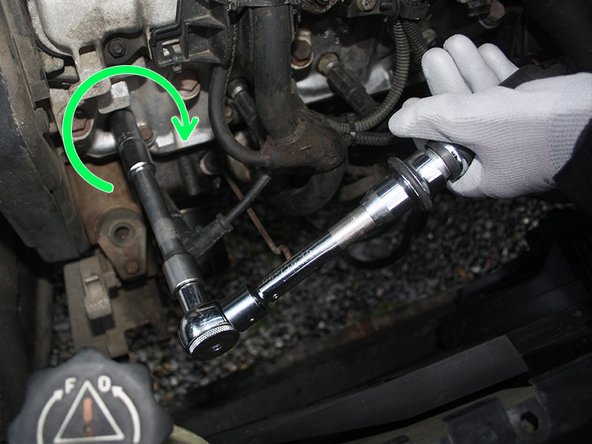 Mettez en place la bougie neuve  et la visser à la main puis finir de serrer modérément à la clé.