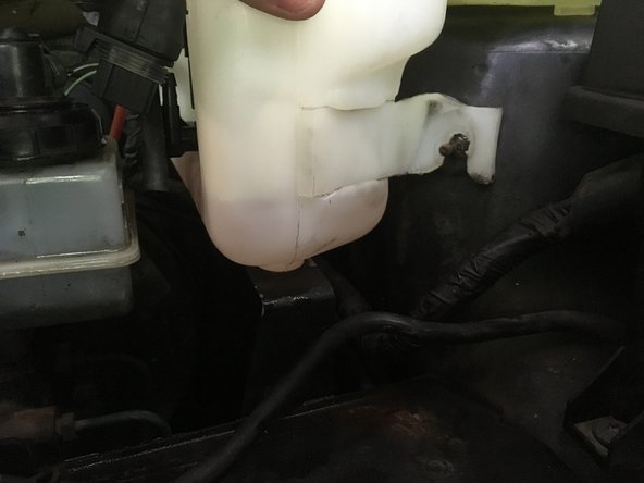 Replacer le réservoir en plaçant le petit embout du dessous dans son logement