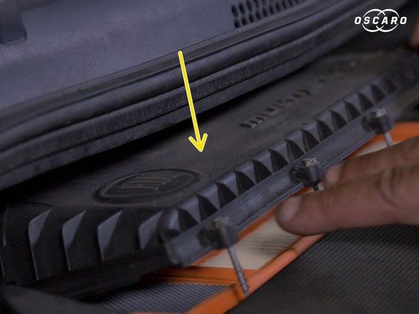 Replacer le couvercle de la boite à air , bien enclencher les encoches