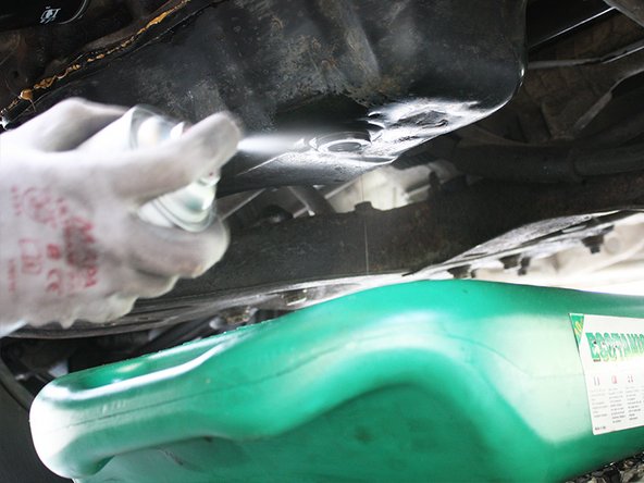 Après vidange complète nettoyer le dessous du carter d'huile  à l'aide d'un produit dégraissant.