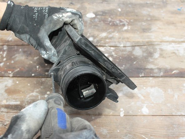 Séparer le débitmètre du couvercle de boite à air et récupérer son joint au cas où il ne serait pas fourni avec le nouveau débitmètre.
