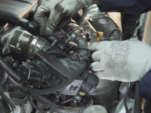 Rebrancher les différents connecteur et agrafes sur le boitier papillon