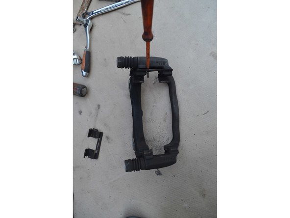 Certains jeux de plaquettes de frein fournissent les agrafes,