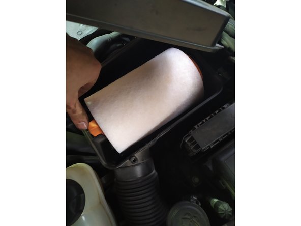 Placer le nouveau filtre, puis le couvercle (attention à bien le placer dans les deux pattes à l'arrière) puis revisser.