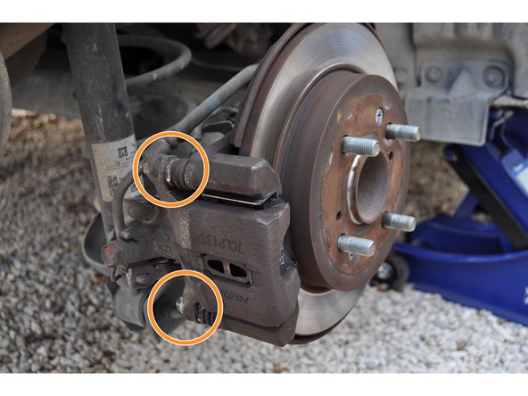 Resserrer les vis de l’étrier de frein.