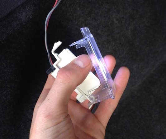 Ensuite nous pouvons voir l'ampoule, enlever la en tirant dessus puis remettez votre nouvelle ampoule à la place.