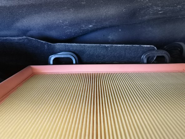 Remettre la boîte à air. Attention à bien remettre la boîte dans les deux encoches.