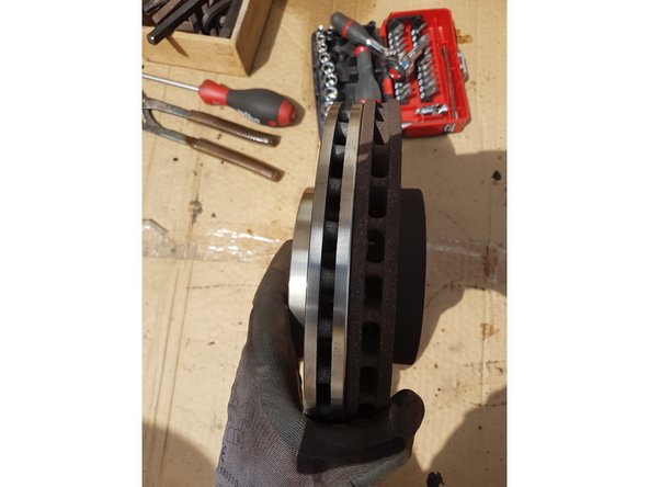 Comparer l'ancien disque avec le nouveau disque afin de s'assurer que les dimensions sont identiques.